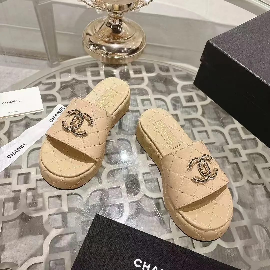 👟👟Ex-factory price 480👟👟 🎉Chanel Chanel 2025 Xiaoxiang C family thick-soled sandals series official website synchronization, classic and elegant, casual wear 🌹🌹🌹🌹Original logo ~ Made of imported sheepskin and C family custom fabrics, a variety of colors for the goddess to choose! ❤️❤️❤️❤️ Code number: 36~40 (35.41.42 customized, non-returnable) Color: 5 colors;